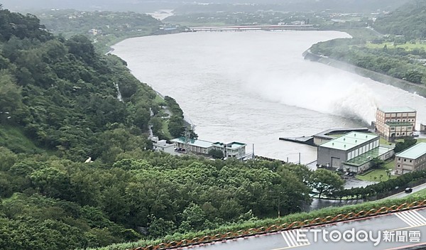 ▲北水局石門水庫7日持續排洪作業。（圖／記者沈繼昌翻攝）