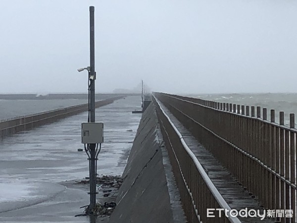 ▲台南安平漁光島北堤堤防綠色燈塔附近，發生晨跑民眾疑被瘋狗浪擊中，造成1死2傷憾事。（圖／記者林悅翻攝，下同）