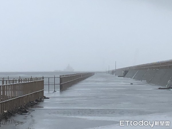 ▲台南安平漁光島北堤堤防綠色燈塔附近，發生晨跑民眾疑被瘋狗浪擊中，造成1死2傷憾事。（圖／記者林悅翻攝，下同）