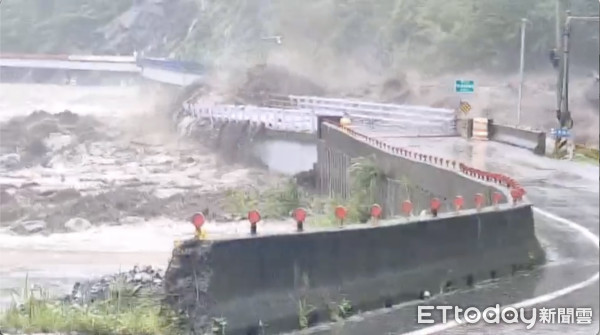 ▲「名霸克路橋」被湍急水流給弄斷了。             。（圖／  翻攝記者爆料網）