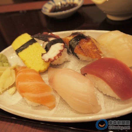 天母SOGO引進日本料理今助，主打烏龍麵搭配壽司或火鍋等料理，搭配套餐平均價格約300元左右。