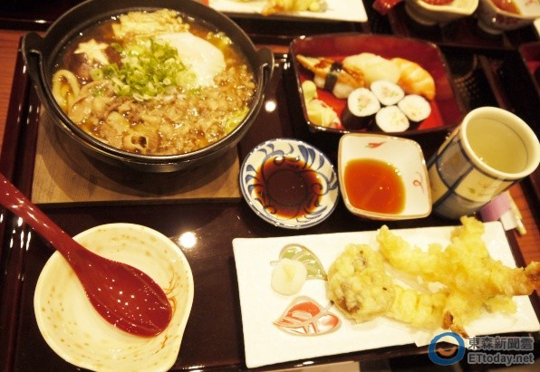 天母SOGO引進日本料理今助，主打烏龍麵搭配壽司或火鍋等料理，搭配套餐平均價格約300元左右。