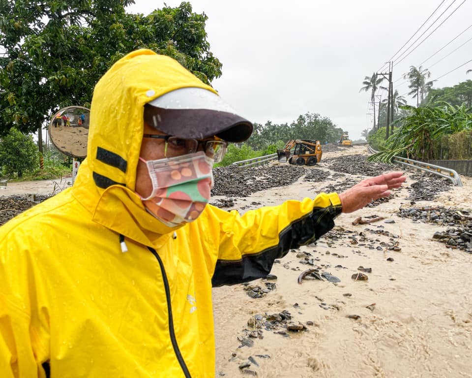 ▲屏東縣長潘孟安視察道路坍方情形 。（圖／翻攝自Facebook／潘孟安）