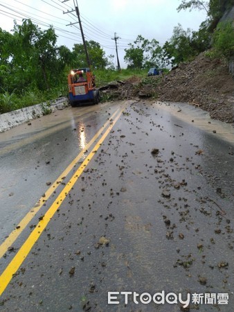 ▲台南山區豪雨，造成玉井南179線10公里處玉山進入關山主要道路，7上午發生山坡土石滑落，造成道路中斷。（圖／記者林悅翻攝，下同）