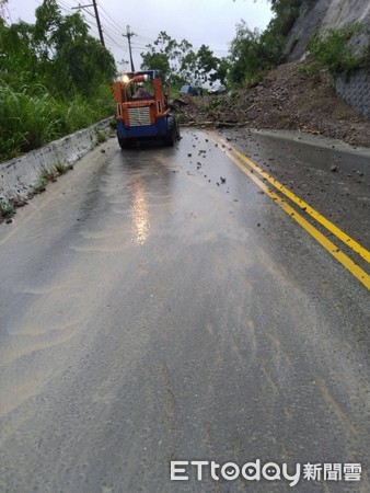 ▲台南山區豪雨，造成玉井南179線10公里處玉山進入關山主要道路，7上午發生山坡土石滑落，造成道路中斷。（圖／記者林悅翻攝，下同）