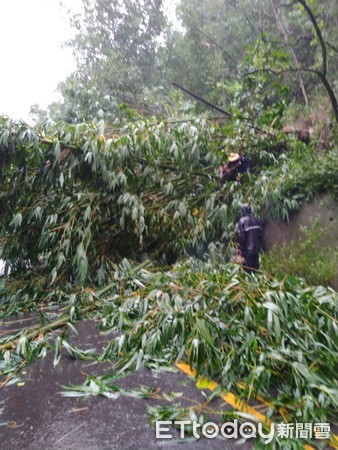 ▲台南山區豪雨，造成玉井南179線10公里處玉山進入關山主要道路，7上午發生山坡土石滑落，造成道路中斷。（圖／記者林悅翻攝，下同）