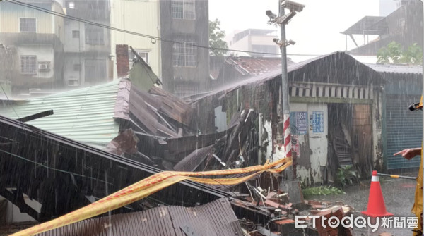 ▲鳳山光遠路一棟木造平房疑似被雷聲震垮 ，監視器畫面拍下當時過程            。（圖／記者吳世龍翻攝）