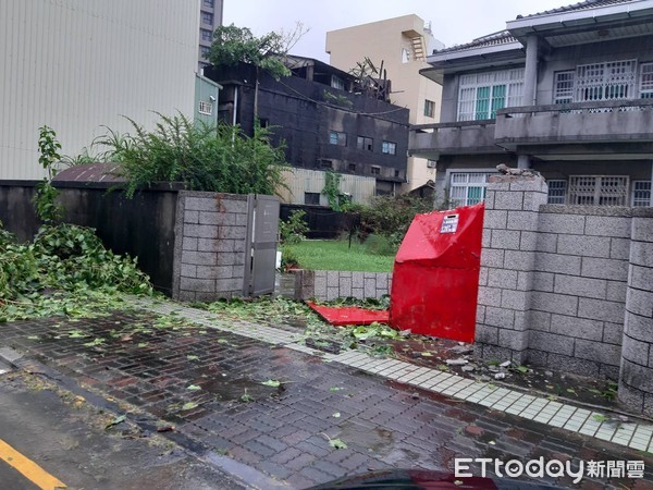 ▲高雄市一間60年的古厝大門，被2層樓高的路樹傾倒給毀了            。（圖／記者吳奕靖翻攝）