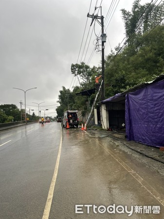 ▲台20線左鎮路段山坡土石及樹木滑落致交通中斷，經公路總局搶修清理，目前恢復雙向通車。（圖／記者林悅翻攝，下同）