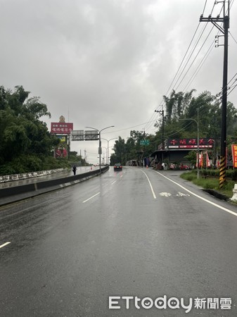 ▲台20線左鎮路段山坡土石及樹木滑落致交通中斷，經公路總局搶修清理，目前恢復雙向通車。（圖／記者林悅翻攝，下同）