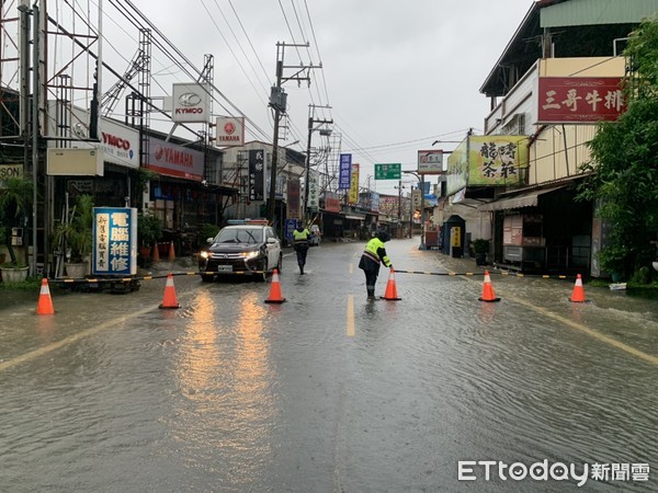 ▲內埔鄉屏東科技大學前壽比路與學府路口積水超過30公分，警方管制通行           。（圖／記者陳崑福翻攝，以下同）