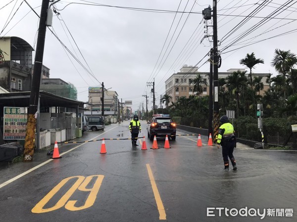 ▲內埔鄉屏東科技大學前壽比路與學府路口積水超過30公分，警方管制通行           。（圖／記者陳崑福翻攝，以下同）