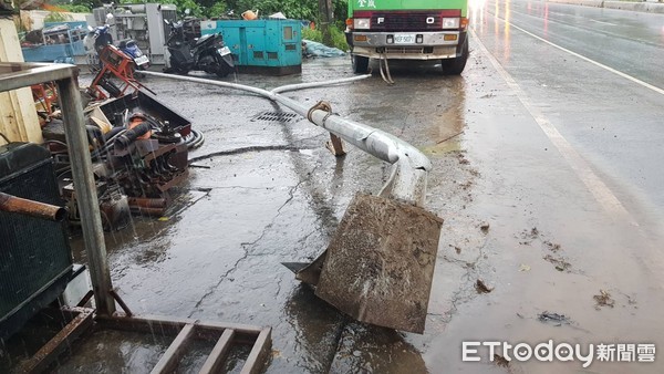 ▲鄭姓男子駕車行經台一線北上路段自撞安全島上路燈，造成車內3人受傷            。（圖／民眾提供，以下同）