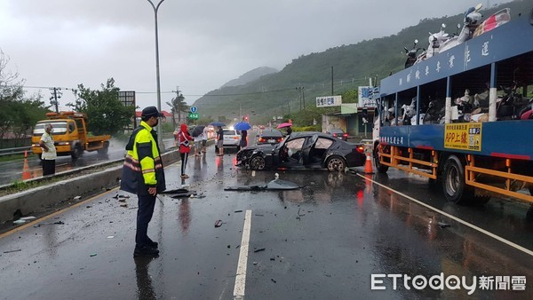 ▲鄭姓男子駕車行經台一線北上路段自撞安全島上路燈，造成車內3人受傷            。（圖／民眾提供，以下同）