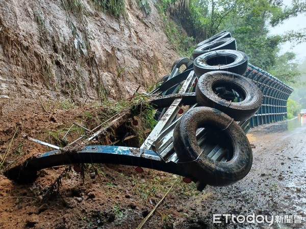 ▲護坡不敵大雨遭沖毀　嚇！鎮長會勘遭擊中瞬間變成泥巴人。（圖／關西鎮長劉德樑提供）