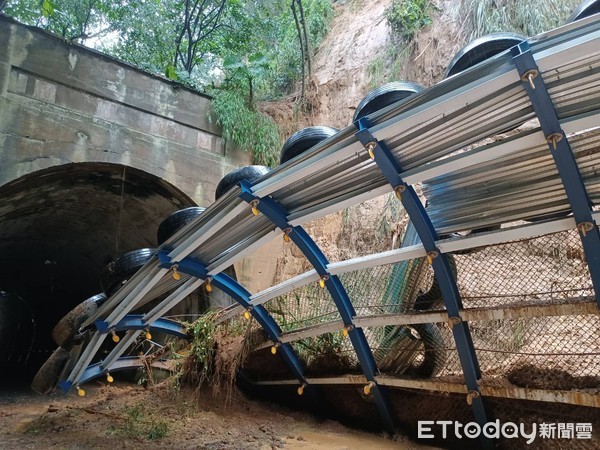 ▲護坡不敵大雨遭沖毀　嚇！鎮長會勘遭擊中瞬間變成泥巴人。（圖／關西鎮長劉德樑提供）