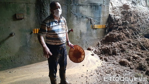 ▲護坡不敵大雨遭沖毀　嚇！鎮長會勘遭擊中瞬間變成泥巴人。（圖／關西鎮長劉德樑提供）