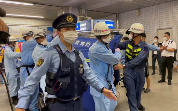 ▲▼東京小田急線電車發生連續傷人事件。（圖／路透）