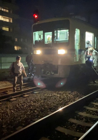 ▲▼東京小田急線電車發生連續傷人事件，乘客從電車上疏散。（圖／路透）