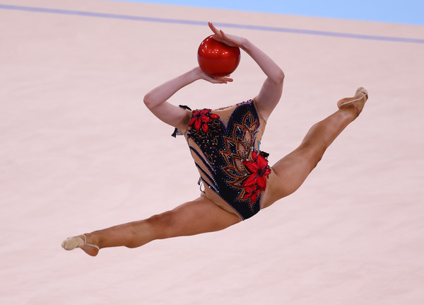 ▲▼哈薩克韻律體操選手阿蒂卡諾娃（Alina Adilkhanova），頭部向後仰瞬間照片瘋傳。（圖／路透）