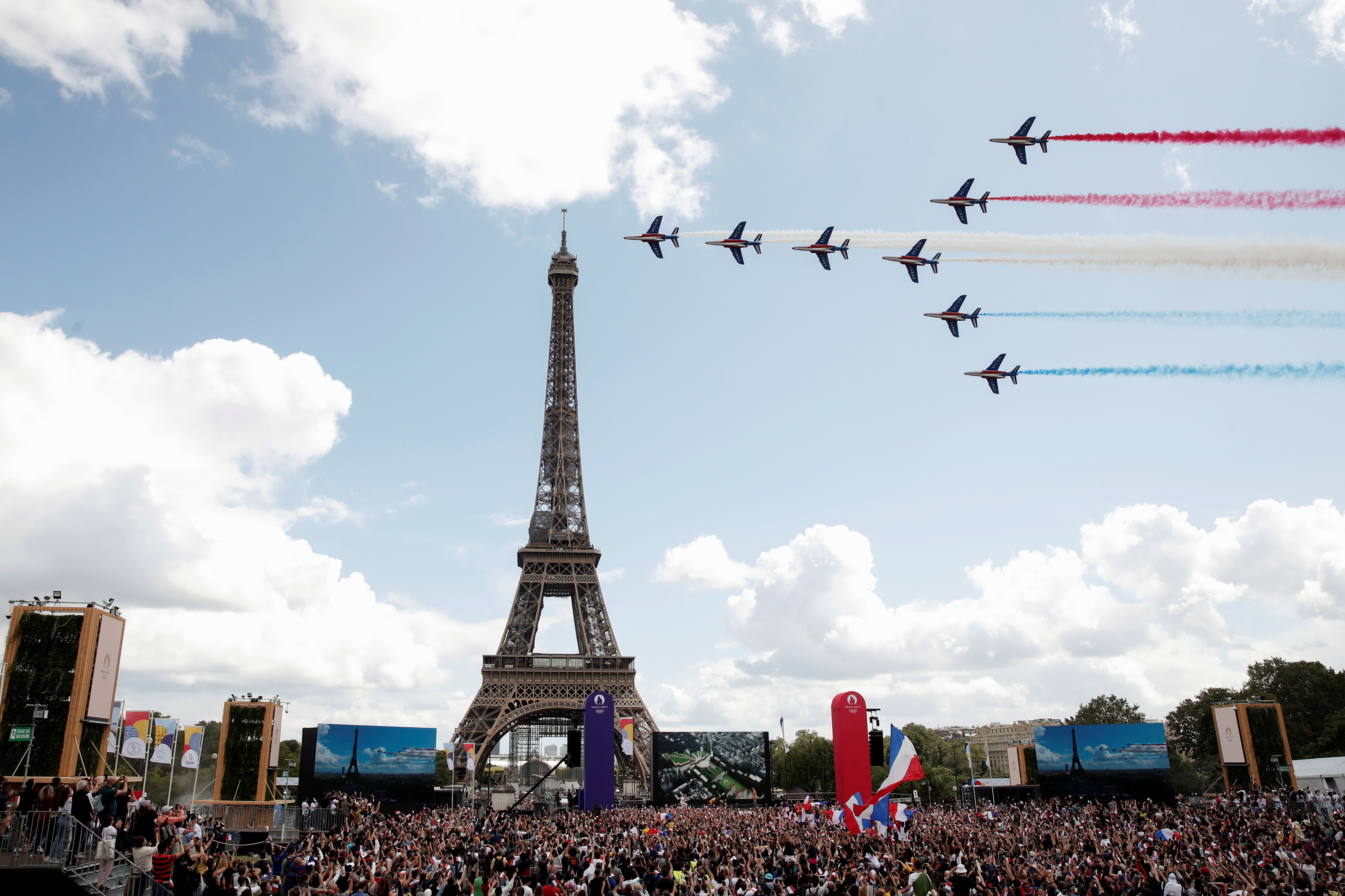 ▲▼巴黎奧運接手東京閉幕式表演，掌旗手是艾菲爾鐵塔。（圖／路透）