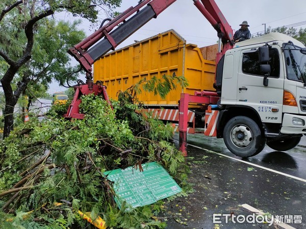 ▲台南市工務局與區公所，風雨中出動相關人員，通知廠商趕往現場進行搶修，經挑燈夜戰，8日上午完成山區道路搶通。（圖／記者林悅翻攝，下同）