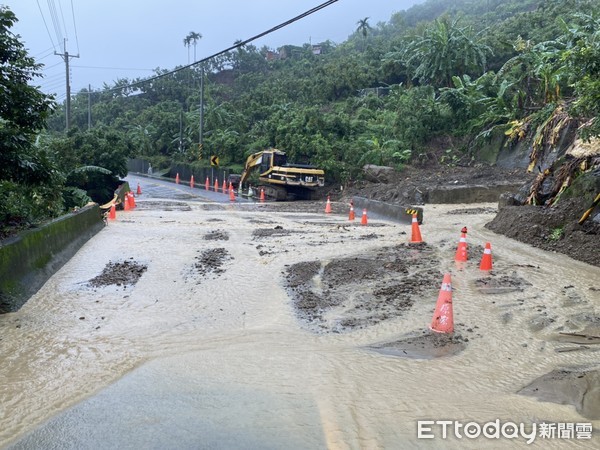 ▲台南市工務局與區公所，風雨中出動相關人員，通知廠商趕往現場進行搶修，經挑燈夜戰，8日上午完成山區道路搶通。（圖／記者林悅翻攝，下同）