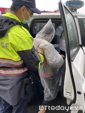 ▲七旬中風嬤拄著助行器淋雨，水上警安全護送返家 。（圖／水上分局提供）