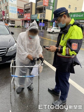 ▲七旬中風嬤拄著助行器淋雨，水上警安全護送返家 。（圖／水上分局提供）