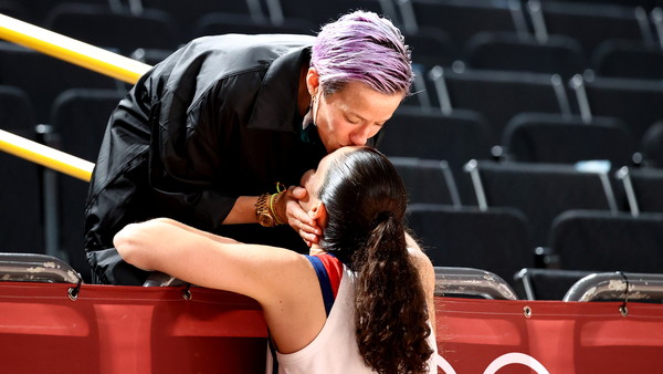 ▲美國女足隊長皮諾在奧運女籃金牌戰後親吻太太伯德。（圖／路透）