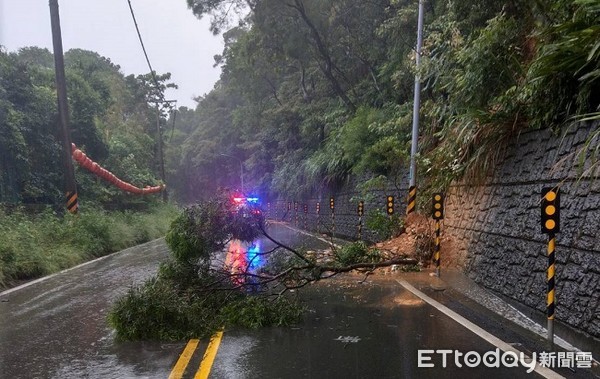 ▲巡警發現道路邊坡因豪雨坍方。（圖／龜山警分局提供）