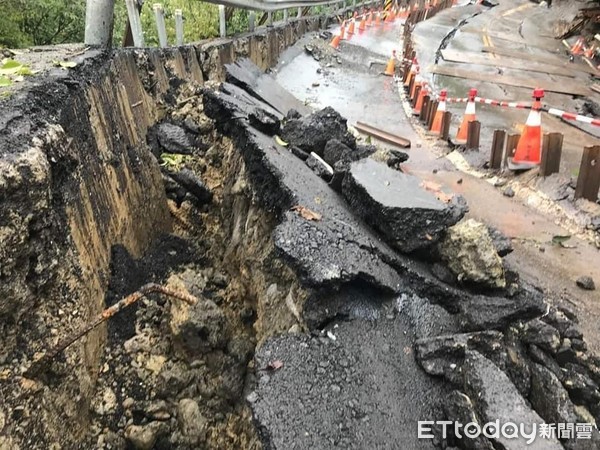 ▲▼新北市三峽區北113縣道因連日豪雨跟地震，造成路面坍方電線桿傾倒，當地200多人沒電受困             。（圖／記者陳以昇翻攝）