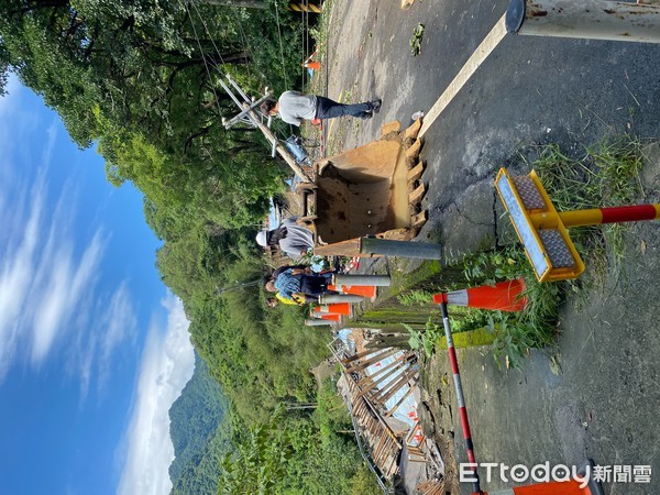 ▲▼新北市三峽區北113縣道因連日豪雨跟地震，造成路面坍方電線桿傾倒，當地200多人沒電受困             。（圖／記者陳以昇翻攝）