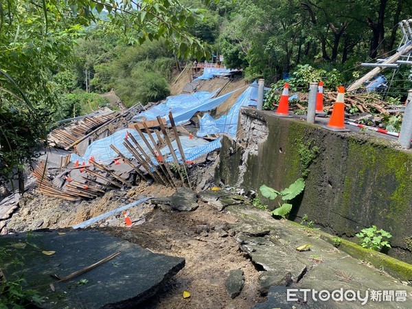 ▲▼新北市三峽區北113縣道因連日豪雨跟地震，造成路面坍方電線桿傾倒，當地200多人沒電受困             。（圖／記者陳以昇翻攝）