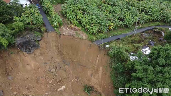 ▲國姓鄉大石村昌榮巷因大雨發生走山，景象駭人。（圖／民眾提供）