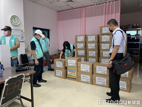▲台灣民眾黨捐贈1500件防護衣給台東。（圖／記者楊漢聲翻攝）