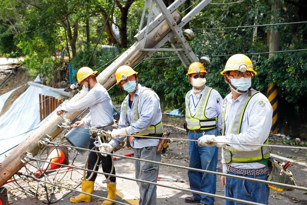 ▲▼新北市三峽區北113縣道因連日豪雨致路面坍塌下陷，電桿因路基崩塌傾倒。新北市養工處今(8)日派包商搶修便道，現場台電人員也調派承攬商到場配合施作臨時供電線路，期能儘速恢復正常供電。（圖／台電提供）