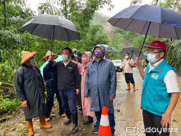 ▲中埔鄉嘉135線邊坡坍方道路中斷 。（圖／嘉義縣政府提供）