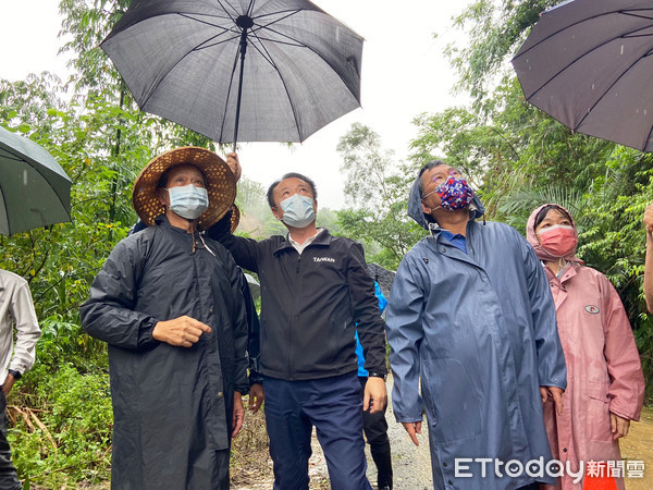 ▲中埔鄉嘉135線邊坡坍方道路中斷 。（圖／嘉義縣政府提供）