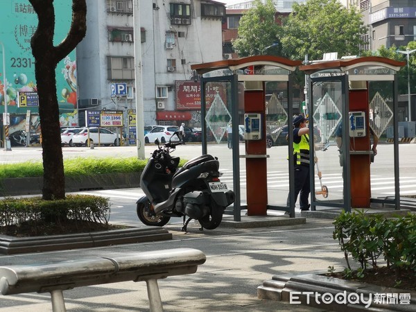 ▲▼北市中華路、長沙街口8日發生一起車禍。（圖／記者黃彥傑攝）