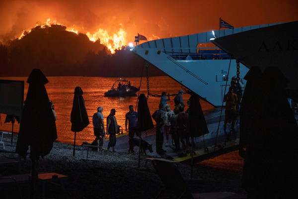 ▲▼ 希臘第二大島艾維亞島野火狂燒 。（圖／路透）