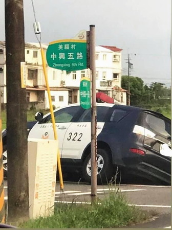 ▲▼礁溪警員巡邏時，警車差點梨田。（圖／擷取自《宜蘭知識＋》，下同）