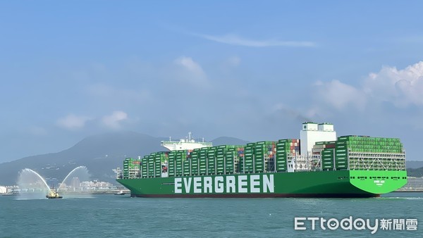 ▲長榮海運首艘2.4萬TEU級貨櫃船長範輪，於今日抵達台北港。（圖／基隆港務分公司提供）
