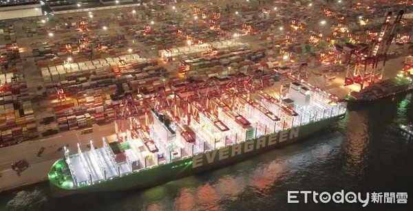▲長榮海運旗下24,000 TEU級超大型貨櫃船「長範（Ever Ace）」輪，為目前全世界營運中最大型的貨櫃船之一。（圖／業者提供）