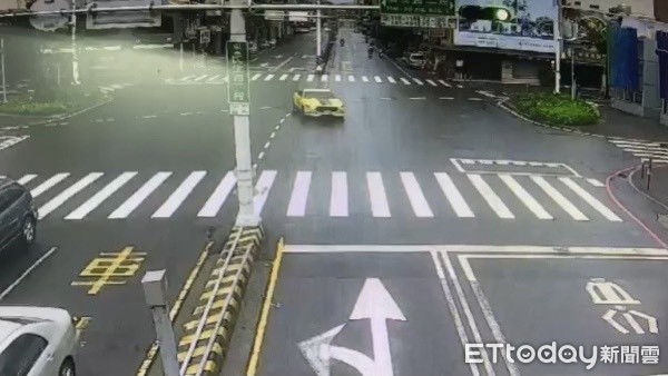 ▲一輛福特黃色野馬跑車，行經台南市中西區民生路時，竟二度逆向行駛，還涉嫌闖紅燈，二分局正調閱監視器畫面進一步清案情，如確實違規將開單告發。（圖／記者林悅翻攝）