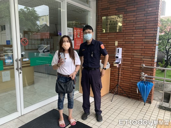 ▲枋寮警分局建興派出所警員張煥橙手機還給李姓女子             。（圖／記者陳崑福翻攝）