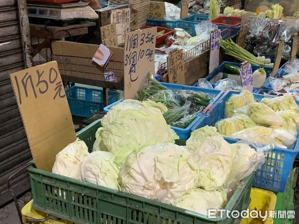 ▲▼  傳統市場颱風菜價           。（圖／記者劉亮亨攝）