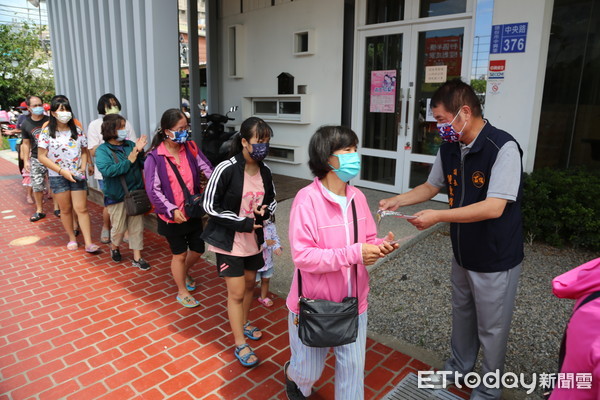 ▲▼議長鍾東錦先在苗栗市發放雞排後，立刻轉往頭份服務處前發放雞排兌換卷，也吸引大批民眾前來共襄盛舉。（圖／記者黃孟珍攝）