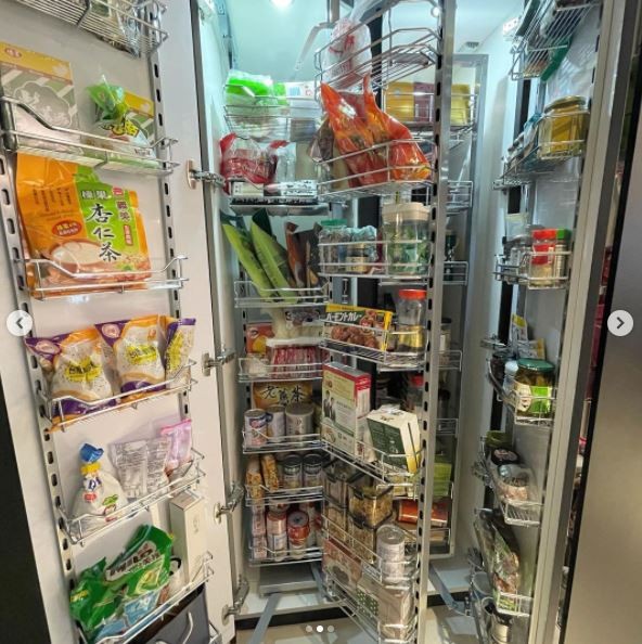 ▲唐綺陽家的零食櫃品項超多。（圖／翻攝自Instagram／jessetang11）