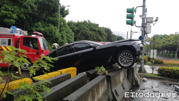 ▲▼ＢＭＷ車禍。（圖／記者黃彥傑攝）